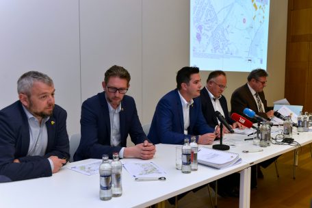 Der damalige Sportminister Romain Schneider (2.v.r.) und der damalige Bürgermeister von Mondorf, Lex Delles (3.v.r.), bei der Vorstellung des Projektes 2018. Mit am Tisch der heutige Bürgermeister Steve Reckel (l.).