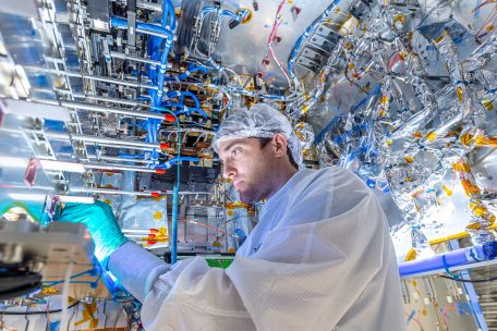 Überblick behalten: Die Konstrukteure haben im Inneren von SES-17 volle 37 Kilometer Kabelstränge und 2.600 Koaxialkabel verlegt