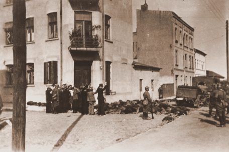 Am 4. September 1939 verübten Wehrmachtsoldaten eines ihrer ersten Massaker in der polnischen Stadt Częstochowa. Am Boden liegen erschossene jüdische Männer. Die nächsten Todeskandidaten warten auf ihre Exekution. 