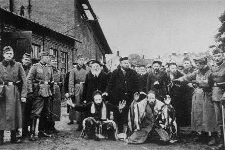 Religiöse polnische Juden werden durch Wehrmachtsoldaten öffentlich gedemütigt. Polen 1942. 