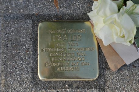 Irma Leib aus Junglinster wird mit einem Stolperstein gedacht. Sie wurde in Auschwitz ermordet, weil sie Jüdin war. Ihr Tod hatte mit dem Kriegsgeschehen nichts zu tun. 