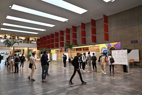 Am Eingang des Lyzeums können die Schüler auf den Listen überprüfen, welcher Klasse sie zugeordnet wurden