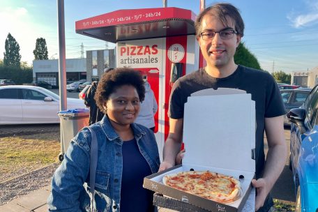 Tomupeishe Maphosa (l.) und Alfredo Rial zieht es aus Neugier zum Pizza-Automaten