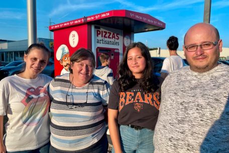 Sonia Lopes, ihre Mutter Maria Rodrigues, Tochter Erika Pimentel und Bruder Paulo Lopes wollen die Pizza zum ersten Mal probieren
