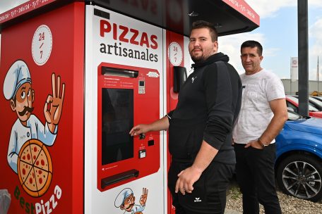 Alabin (l.)  und Asmir Pejcinovic geben über das Touchscreen ihre Bestellung auf