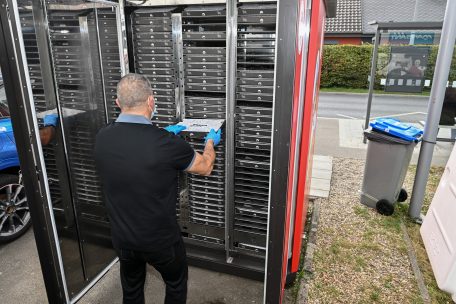 Lieferfahrer Tommaso Quitadamo öffnet hinten am Gerät eine große Klappe, um für Nachschub zu sorgen