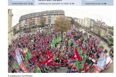 Das Tageblatt vom 10. Oktober 2011: Um die tausend Menschen dürften es gewesen sein, die dem Ruf der Gewerkschaften gefolgt waren, vor der Schifflinger Gemeinde gegen die Pläne von ArcelorMittal zu demonstrieren