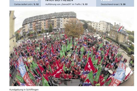 Das Tageblatt vom 10. Oktober 2011: Um die tausend Menschen dürften es gewesen sein, die dem Ruf der Gewerkschaften gefolgt waren, vor der Schifflinger Gemeinde gegen die Pläne von ArcelorMittal zu demonstrieren