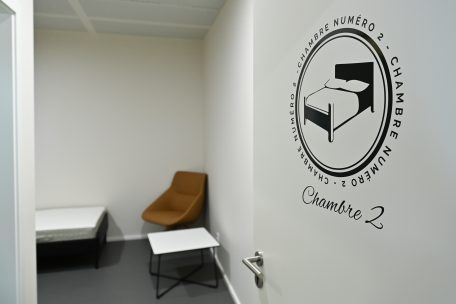 Zwischen den nächtlichen Hausbesuchen können sich die Ärzte auf der Nachtschicht in einem von zwei Schlafzimmern in der „Maison médicale“ ausruhen