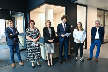 Dr. Guillaume Steichen (4.v.l.) und Dr. Stéphanie Obertin (5.v.l.) merken im Alltag, dass die Schichtdienste nicht bei allen Kollegen beliebt sind