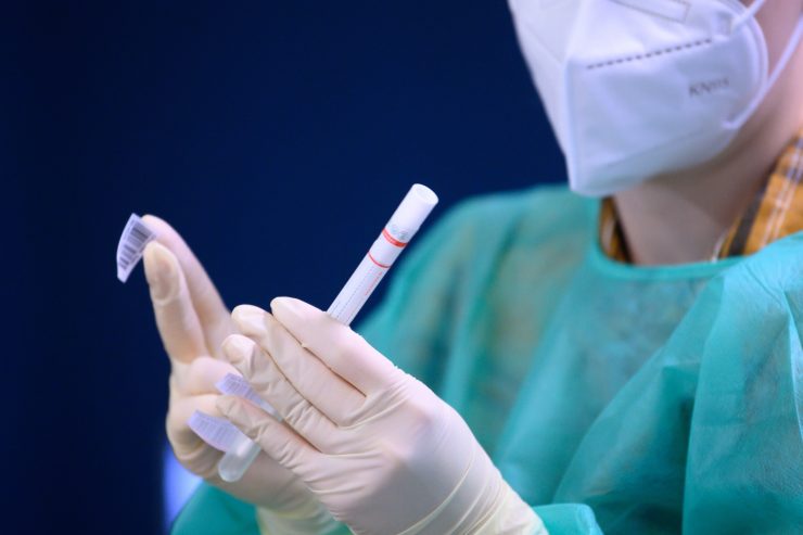 Corona-Pandemie / Am Mittwoch 141 von 2.089 Tests positiv – ein weiterer Mensch gestorben