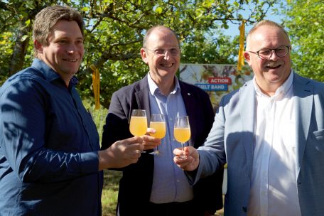 Der Vize-Präsident des „Syndicat des villes et communes luxembourgeoises“ (Syvicol) Guy Wester empfiehlt, Früchte beim Pflücken immer vorsichtig zu drehen und nicht abrupt vom Ast zu ziehen<br />