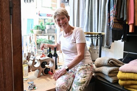 Mit viel Freude dekoriert die freiwillige Helferin Marie-Paule Welter gemeinsam mit ihren Kolleginnen fast jede Woche das Schaufenster um