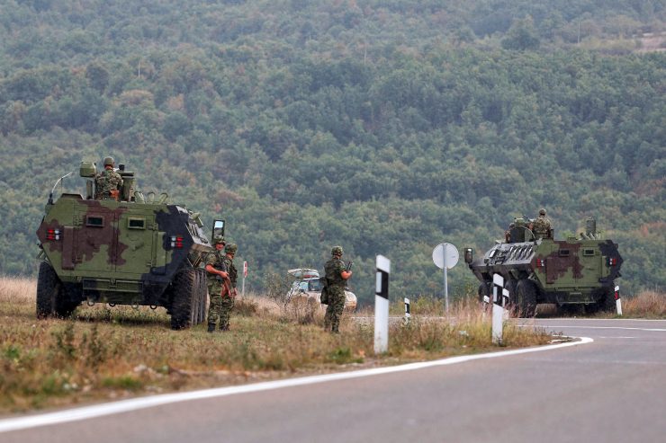 Balkan / Serbien verlegt gepanzerte Fahrzeuge an Grenze zum Kosovo