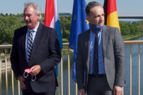Die Grenzen dicht, die Herzen offen: Die Kollegen Asselborn und Maas beim demonstrativen Treffen bei Schengen im Mai 2020. 