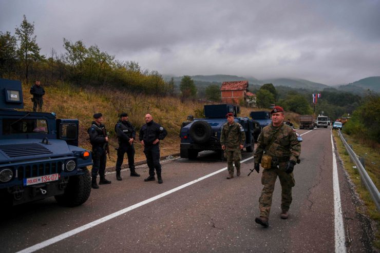 Balkan / Autoschilderstreit zwischen Serbien und Kosovo eskaliert: Truppenaufmärsche an der Grenze
