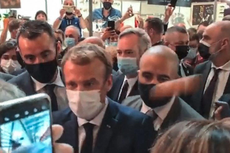 Vorfall / Mann wird nach Ei-Attacke auf Macron in Psychiatrie eingewiesen