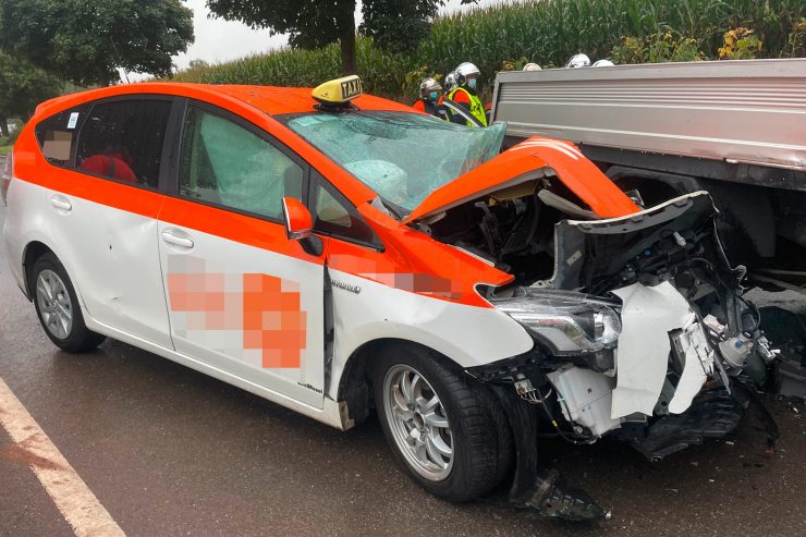 Polizei / Taxifahrer bei Unfall mit Kleinlaster zwischen Reichlingen und Ospern schwer verletzt