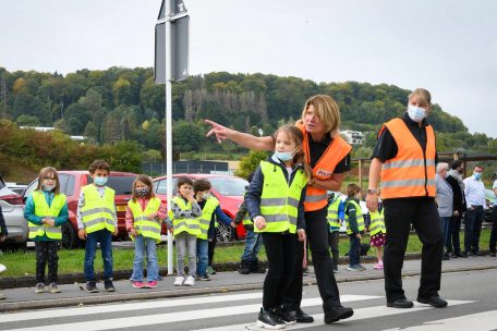 Nicht nur Sicherheitswesten wurden verteilt, auch sollen die Kinder für die Gefahren im Straßenverkehr sensibilisiert werden