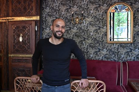 Der 35-jährige Jaouad Roukiba unterstützt die beiden Brüder in ihrem Vorhaben