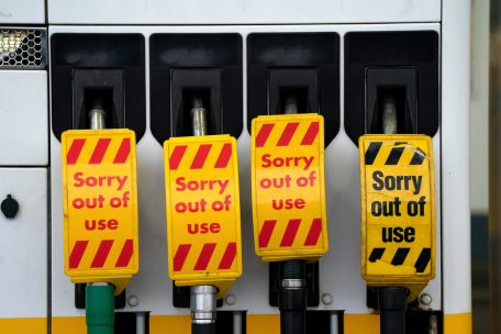 Außer Betrieb sind die Zapfsäulen an einer Tankstelle in Manchester
