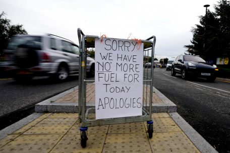 Am Eingang einer Tankstelle in London steht ein Schild, das auf den Mangel an Kraftstoff hinweist