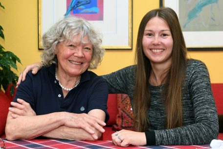 Nach der Schule wiederholte Maraiki Carter (r.) oft den Stoff mit ihrer Oma. Die beiden haben ein enges Verhältnis.