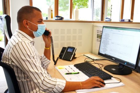 Im Gespräch mit den Hotline-Anrufern gibt es für die Mitarbeiter hilfreiche Checklisten