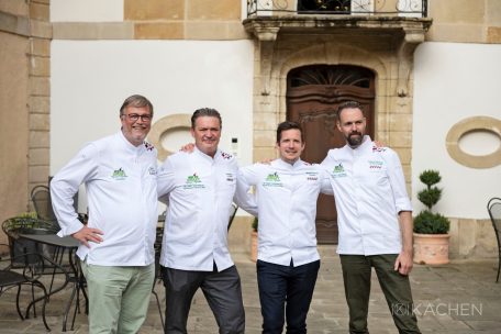 Die Top 3 der besten Gemüse-Restaurants der Welt mit „We’re Smart World“-Gründer Frank Fol: (v.l.) René Mathieu (1. Platz, Luxemburg), Michaël Vrijmoed (3. Platz, Belgien) und Emile van der Staak (2. Platz, Niederlande)
