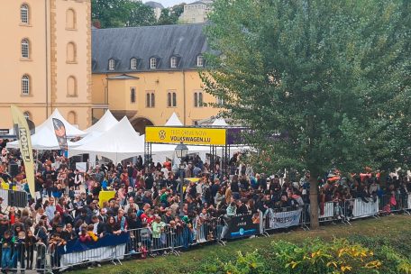 „Duck Race“ in der Hauptstadt / 16.000 Enten schwammen um die Wette