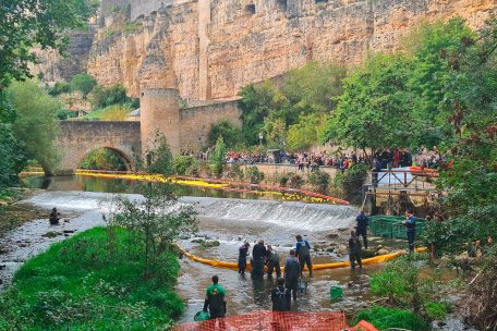 Das gelbe Peloton setzt sich (langsam) in Bewegung