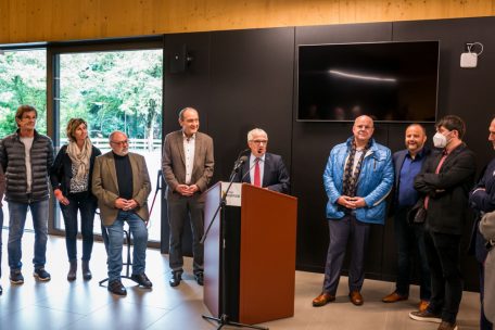 Bürgermeister Paul Weimerskirch (M.), der Schöffenrat sowie Mitglieder des Gemeinderats bei der Eröffnung