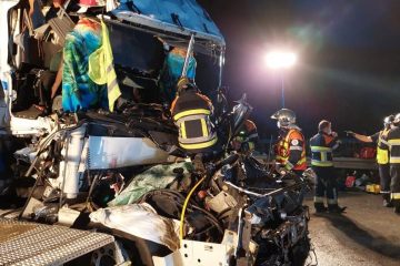Spektakuläre Rettung auf der A1 / „Man muss sich bewusst sein, dass da zwei Menschen eingeklemmt sind“