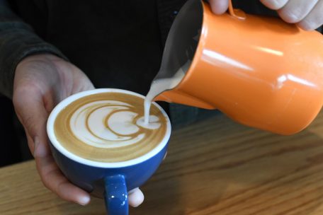 In Berlin hat Ken Braz seine Fertigkeiten der „Latte Art“ verfeinert und zaubert nun im Handumdrehen kunstvolle Motive in Milchschaum