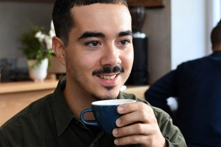 Die braunen Augen des Experten der braunen Bohnen funkeln begeistert, wenn er über die technischen Details bei der Zubereitung einer Tasse Kaffee spricht