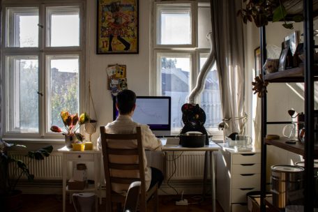 Zuerst röstete Ken Braz seinen eigenen Kaffee im Wohnzimmer seiner Berliner Wohnung. Nun macht er das in einer Rösterei in Berlin, wo ihm auch größere Maschinen zur Verfügung stehen.
