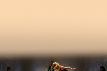 Ein Totentanz der etwas anderen Art: Bei dieser Choreografie geht es auf der Bühne zunehmend hitzig zu