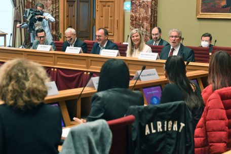 So viel Harmonie ist nicht die Regel: Mars Di Bartolomeo, Nancy Kemp-Arendt, Georges Engel und Dan Kersch (v.r.n.l.) gegenüber den Vertreterinnen der Petition