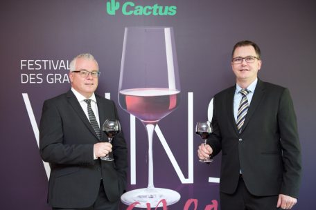 Jedes Jahr aufs Neue stellen die Spezialisten der Cactus-Gruppe, Jean-Marc Hubertus (l.) und Damien Lassance, ein abwechslungsreiches Weinsortiment für das Festival zusammen
