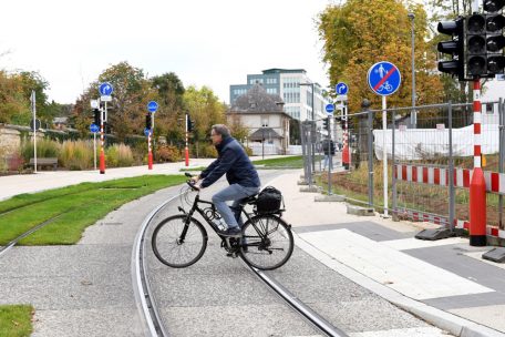 In der hauptstädtischen rue Jean-Pierre Probst müssen Radfahrer über die Tramschienen, um dann nach wenigen Sekunden erneut die Seite zu wechseln