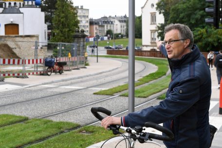 Wenn Radfahrer lange warten müssen, kühlt der warmgestrampelte Körper schnell aus – anders als im Innenraum eines beheizten Fahrzeugs