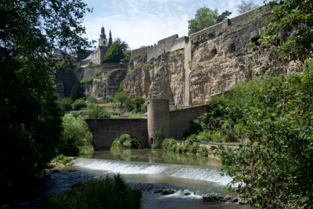 Blick auf die Überreste der Festungsmauer der Stadt Luxemburg und auf die Kasematten