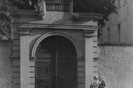 Eingangstor des hauptstädtischen Athenäums in der rue Notre-Dame. Foto: Batty Fischer. 
