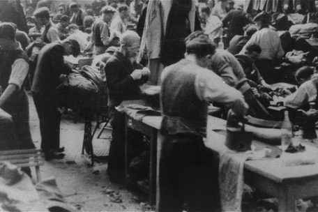 Jüdische Zwangsarbeiter in einer Ghetto-Kleiderwerkstadt, 1940-1943