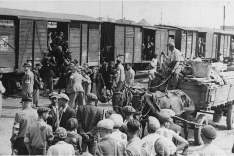 Juden aus dem Ghetto Litzmannstadt werden ins Vernichtungslager Chelmno deportiert, wo sie durch Auspuffgase dem Erstickungstod zugeführt werden. Bis zum Schluss werden sie getäuscht und es wird ihnen gesagt, sie würden zum Arbeitseinsatz ins Reichsgebiet gebracht.
