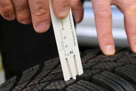 An einem solchen manuellen Profiltiefenmesser lässt sich ablesen, wie weit die Reifen bereits abgenutzt sind