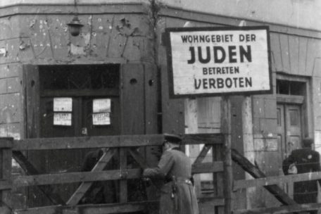 Deutscher Polizist an einem Tor des Ghettos Litzmannstadt, 1941