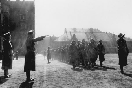 Aufmarsch des Reserve-Polizeibataillons 101 (RPB 101) in Lodz (Litzmannstadt), April 1941. Bei seinem 2. Poleneinsatz, 1940-1941, also bevor 14 Luxemburger dem Bataillon angehörten, bewachte das RPB 101 das Ghetto. Die Polizisten hatten den Befehl bekommen, Juden, die sich mehr als drei Meter dem Ghettozaun näherten, ohne weiteres zu erschießen. Dieser Befehl wurde von den Posten befolgt.