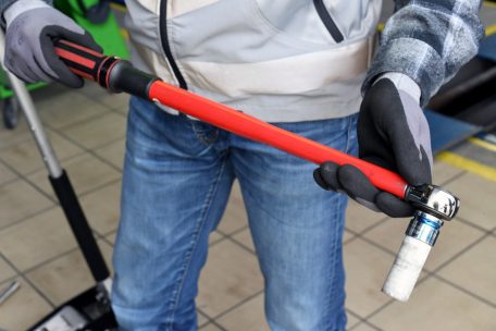 Der Drehmomentschlüssel kommt zum Einsatz, um die Schrauben festzuziehen. Ertönt ein Klicken, sitzen die Schrauben fest genug.