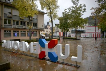 Neue Attraktion / Nation Branding in Fels: Ein Schriftzug erregt die Gemüter